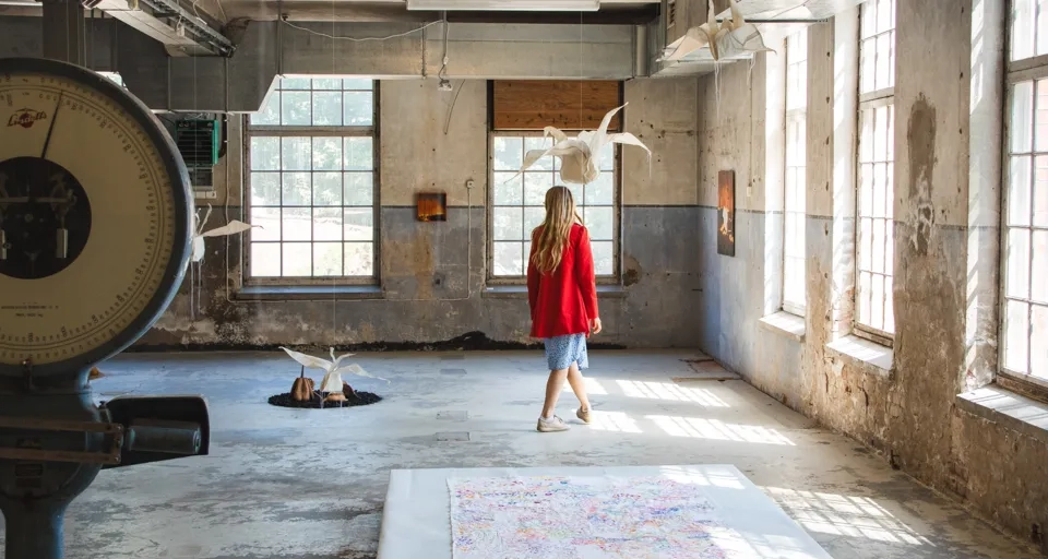 Kvinna i en konsthall.