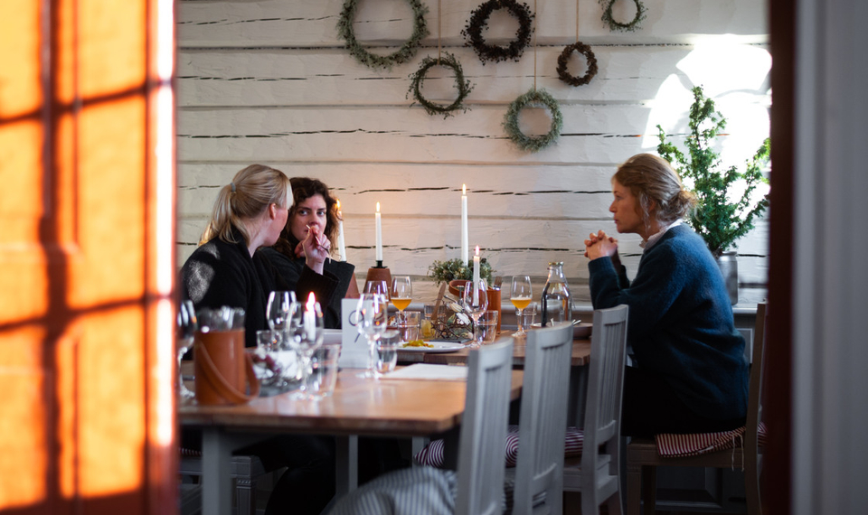 Tre kvinnor fikar på Gunnebo slott