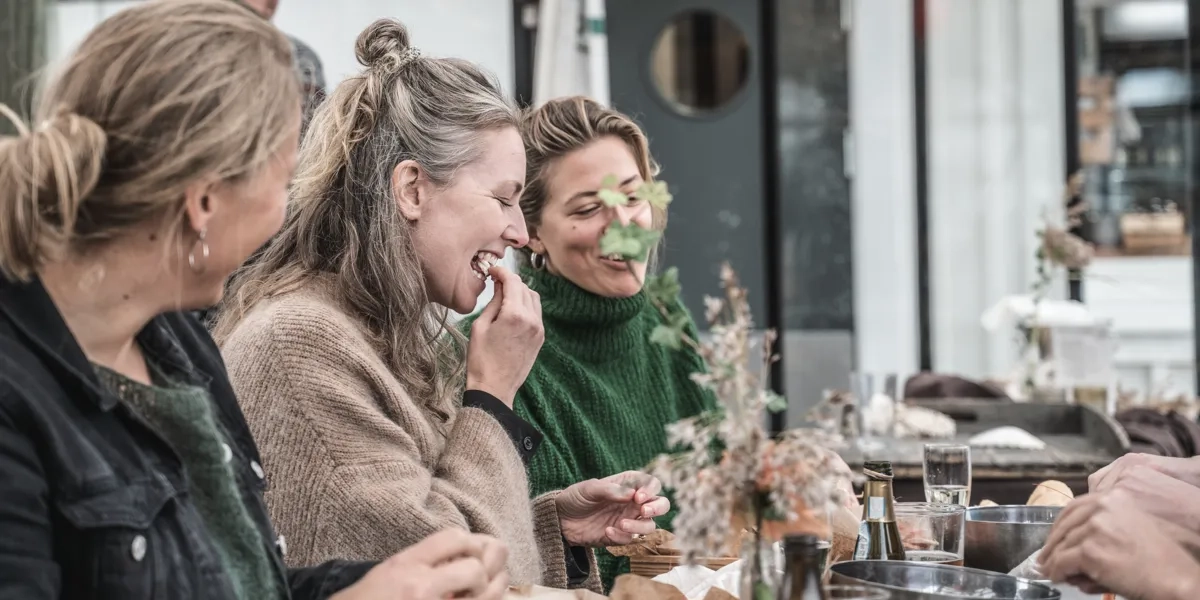 Människor njuter av Hamnkrogen Lotsen