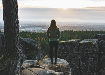 En person tittar ut från ett berg