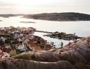En utsikt över en liten stad på en klippig strand.