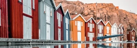 Vacker vy över Smögenbryggans färgstarka fiskebodar, Hotell Smögens Hafvsbad
