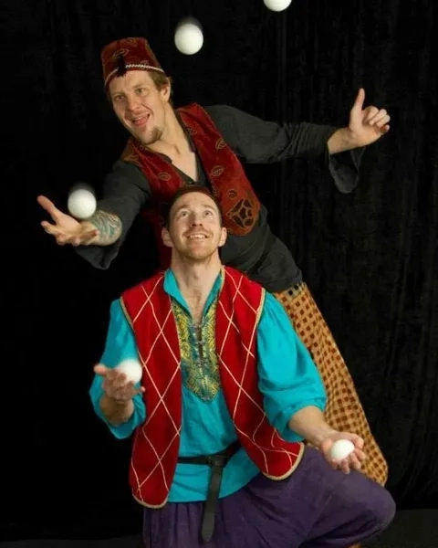 Knaster och Knas jonglerar med bollar.