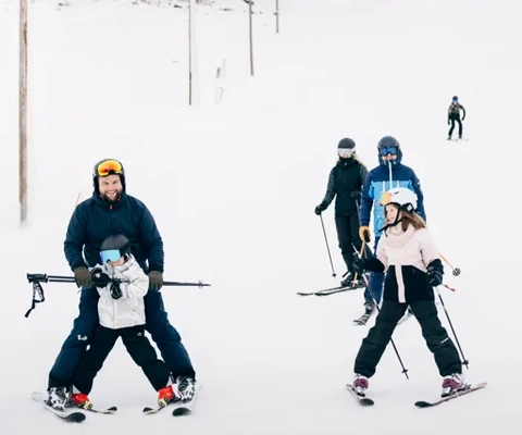 Familj i vintrigt landskap.