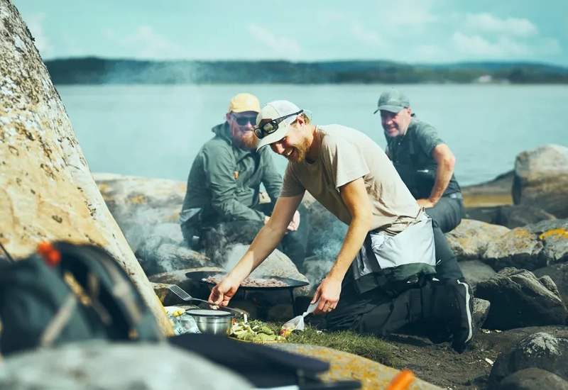 En grupp människor som sitter runt en lägereld.