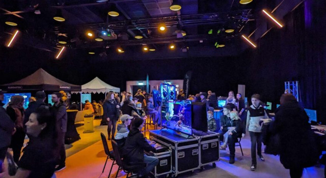 En grupp människor som spelar i ett rum.