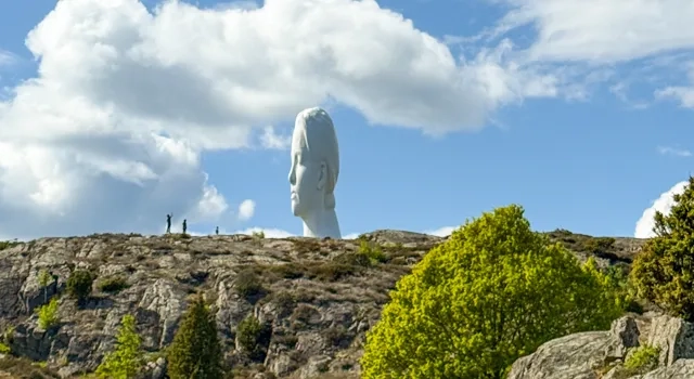 Skulptur i pilane på Tjörn