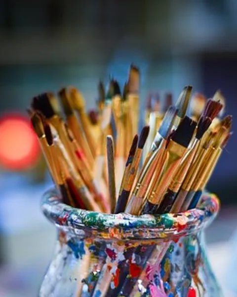 Bild på penslar i en burk.