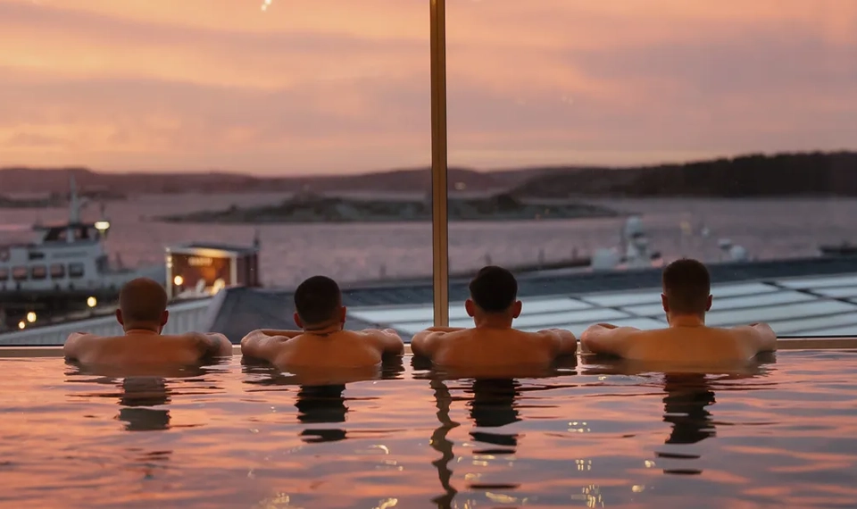 Badgäster i en infinity pool på Tanumstrand