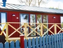 Altan och exteriör på stugorna på Ramsvik Stugby & Camping