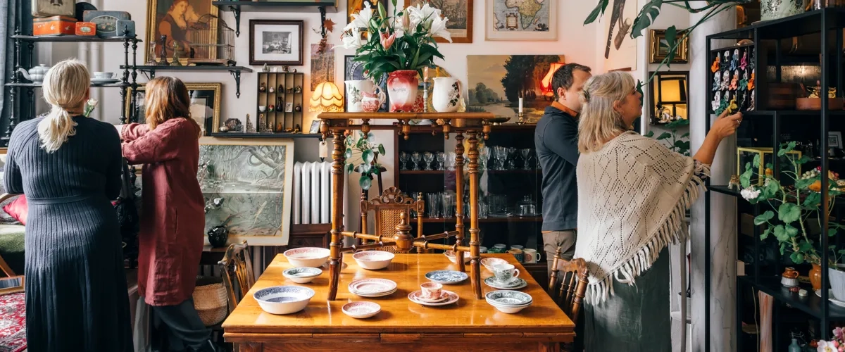 Besökare i en second hand butik.