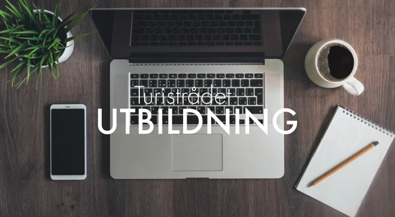 En bärbar dator som sitter på ett träbord.