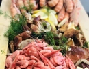 En tallrik fylld med massor av olika typer av fisk och skaldjur från En Bohuslänsk Deli