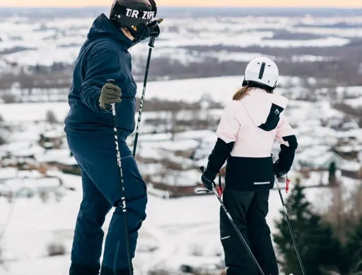 Familj i vintrigt landskap.