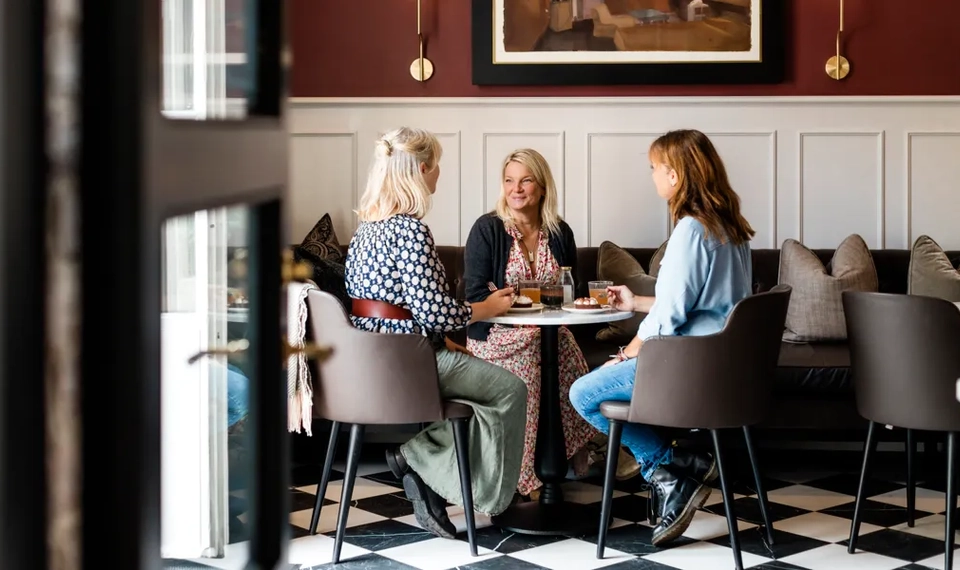 Människor som besöker ett kafé.