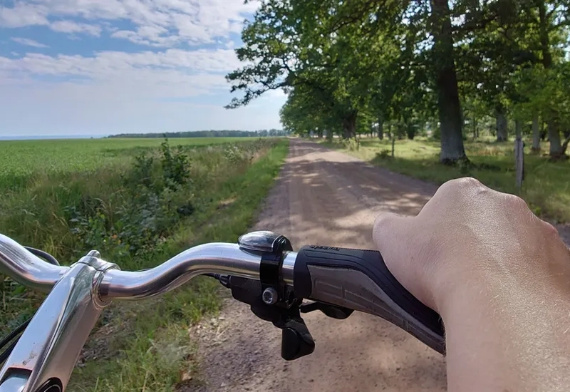 Cykeltur längs grusvägarna vid Almnäs Bruk.