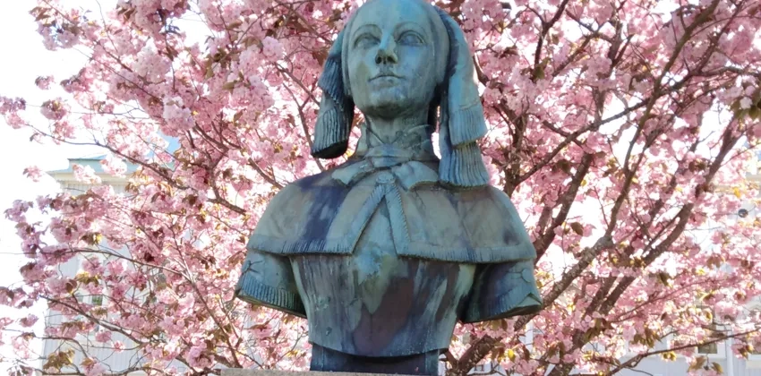 Bronsbyst föreställande Emilie flygare Calén.