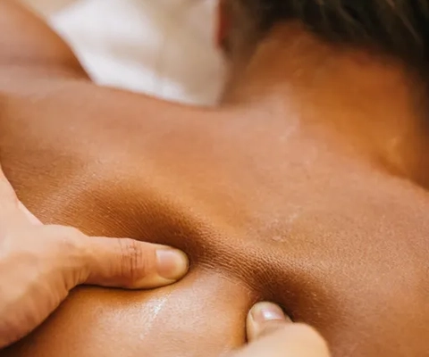 En kvinna får ryggmassage på ett spa.