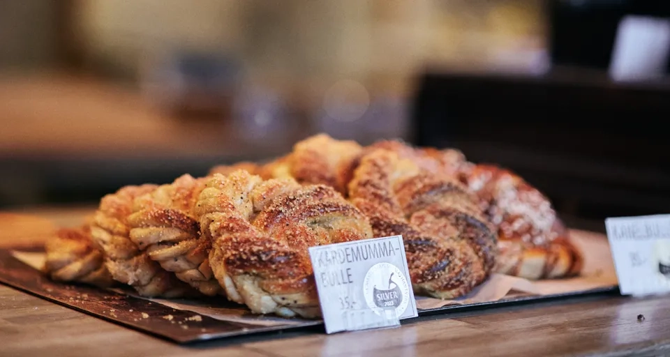 En massa mat som står på ett bord.