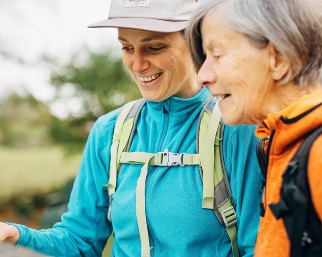 Några kvinnor som står bredvid varandra.