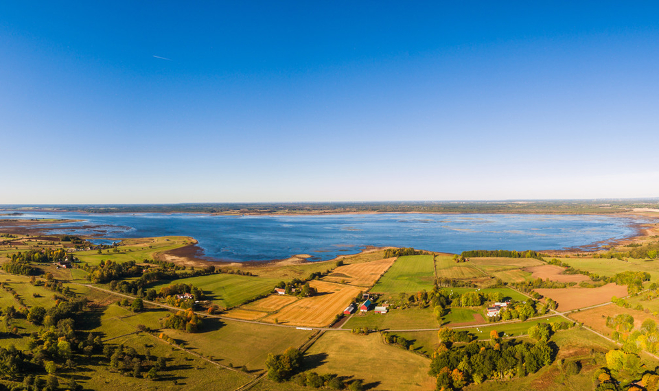 En flygbild av en sjö omgiven av träd.