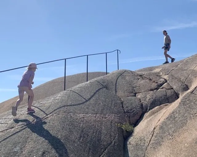Några personer som står på en klippa.