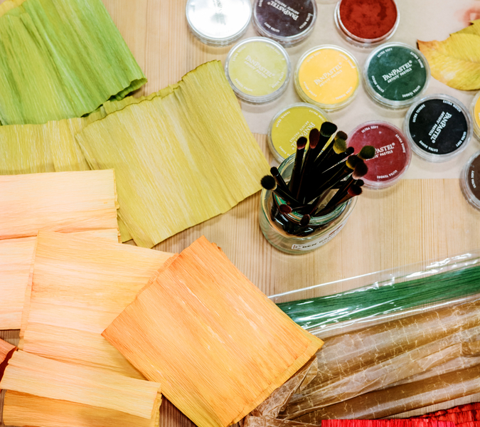 Ett bord med papper och målarfärg