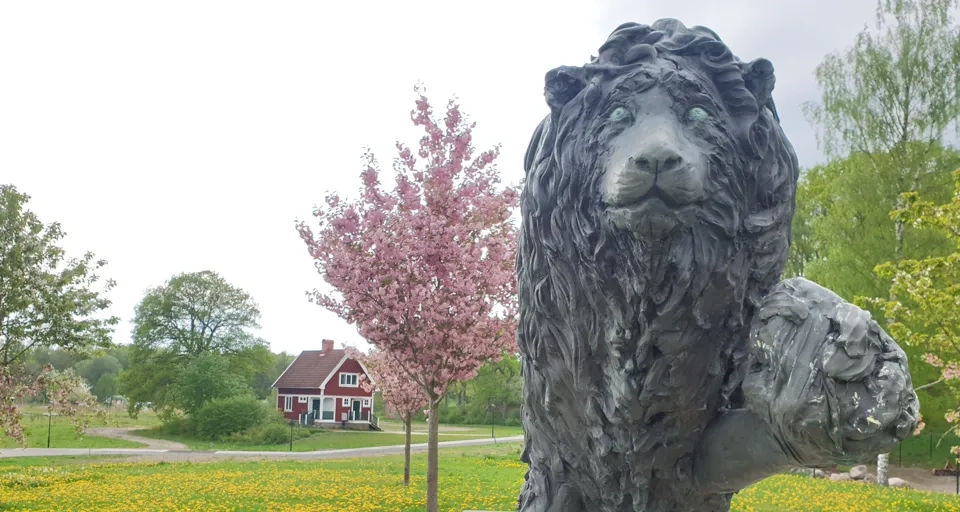lejonskulptur i skulpturpark