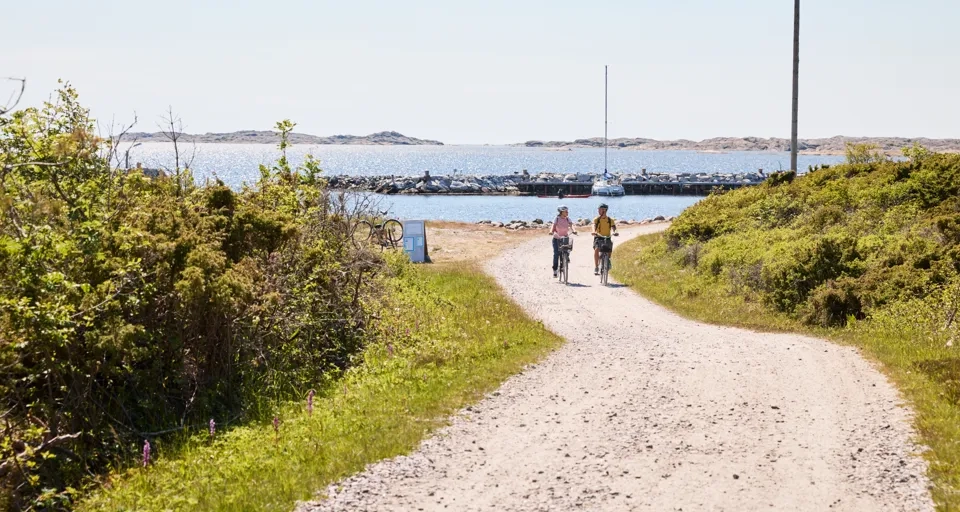 Två personer cyklar på en ö.
