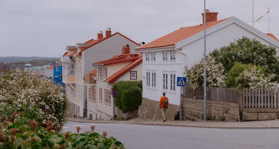 Två människor befinner sig i en skärgårdsmiljö.