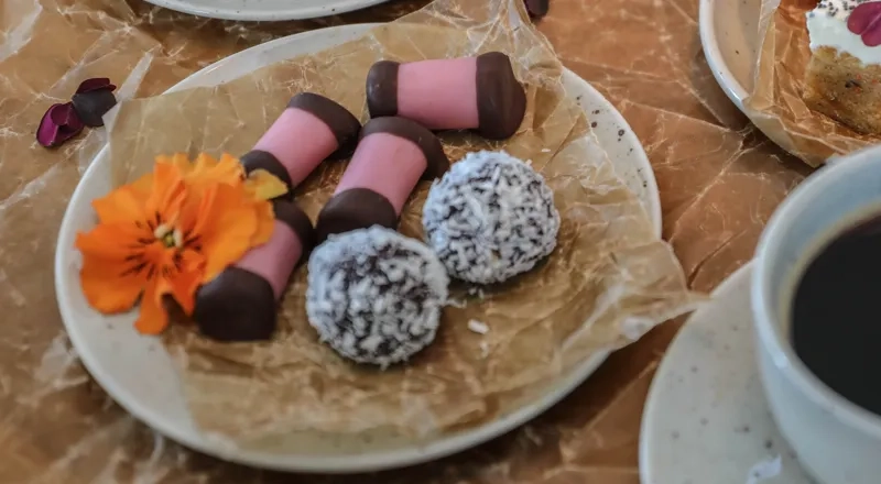 Uppdukad fika i restaurangmiljö.