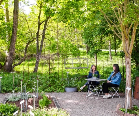 Falkängens hantverksby med historiska byggnader och grönskande omgivningar.