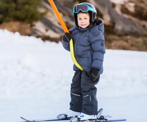 Barn åker skidor i Västsverige.