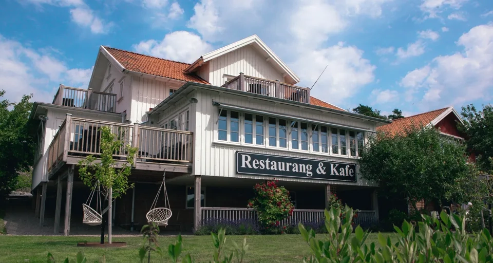 Vitt hus och grön gräsmatt