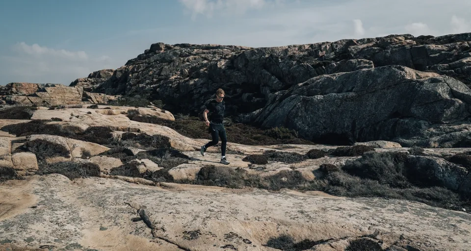 Man tränar ute i naturen.