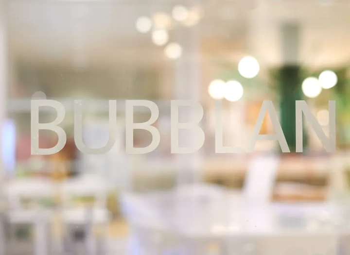 Ett fönster där det står BUBBLAN