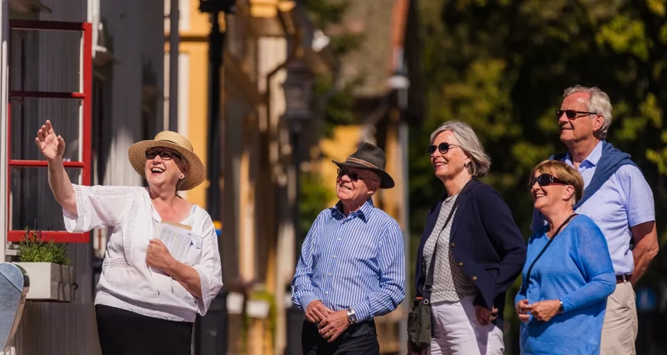En grupp människor som står vid sidan av en väg.