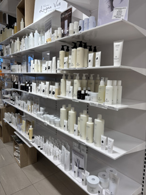En butikshylla fylld med massor av vita produkter.