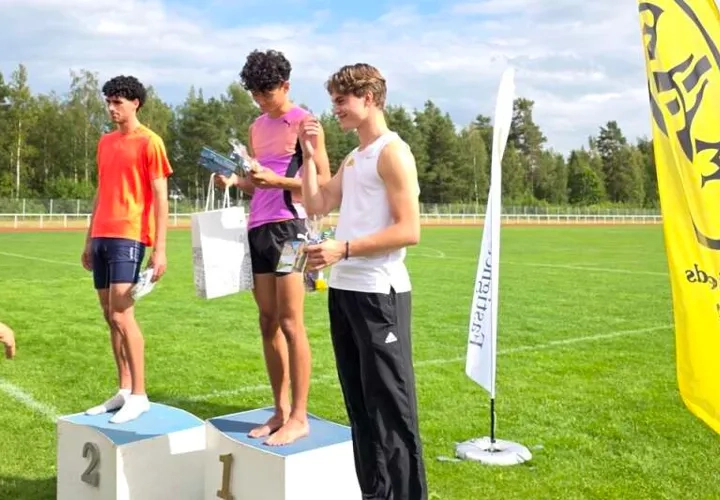 3 ungdomar står på prispallen.