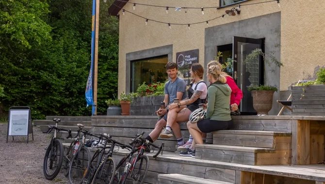 En grupp cyklister har stoppat för att återhämta sig.