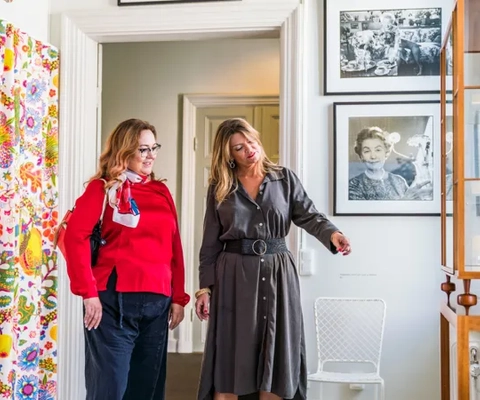 Några kvinnor som står bredvid varandra i ett rum.