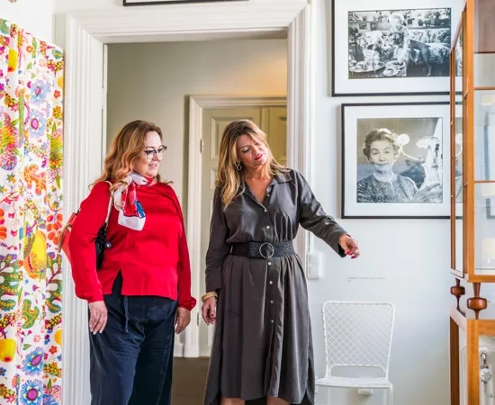 Några kvinnor som står bredvid varandra i ett rum.