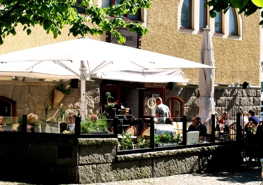 Uteservering en sommardag, Backlunds café