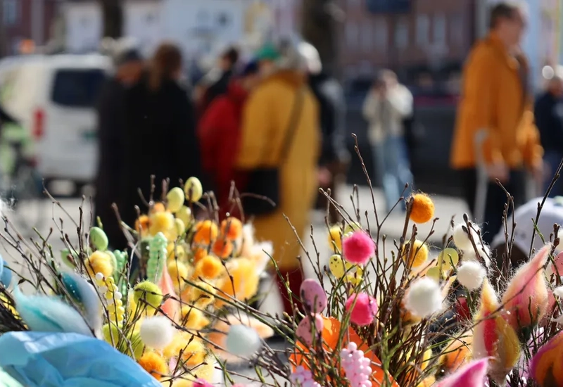 Buketter med påskris står i en låda.