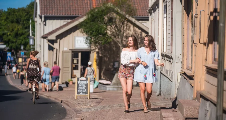 Två flickor längs Hamngatan i Hjo.