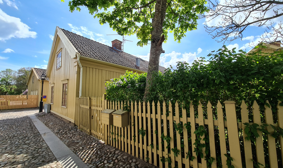 Kakelugnsmakargården  utmed Hantverksgatan, en av de äldre gatorna i Hjo.