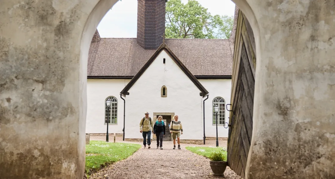 Människor som vandrar vid Kungslena kyrka.