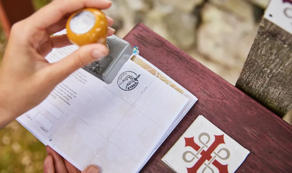 En person som håller en stämpel.