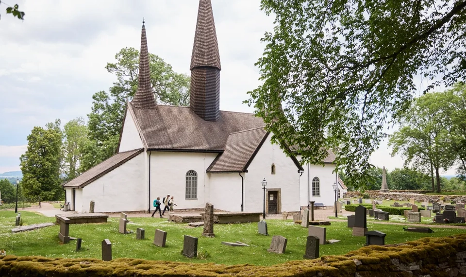 Människor som vandrar vid Kungslena kyrka.