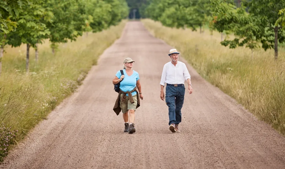 Vandrare på grusväg vid Almnäs Bruk.